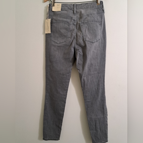 Universal Thread 28 waist regular. Gray jeans. - Picture 2 of 9